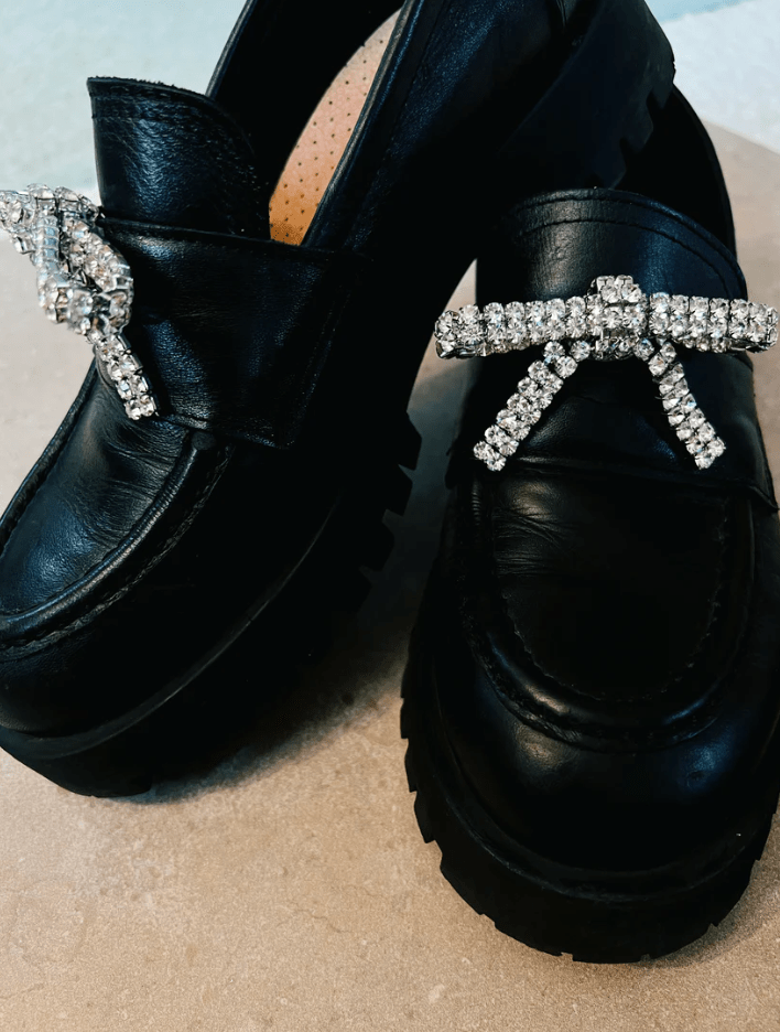 Skosmycke - White Crystal Glitter Bow - Shoe Charm - Image 2