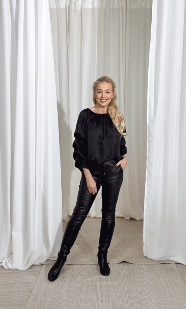 Blus Raya Svart