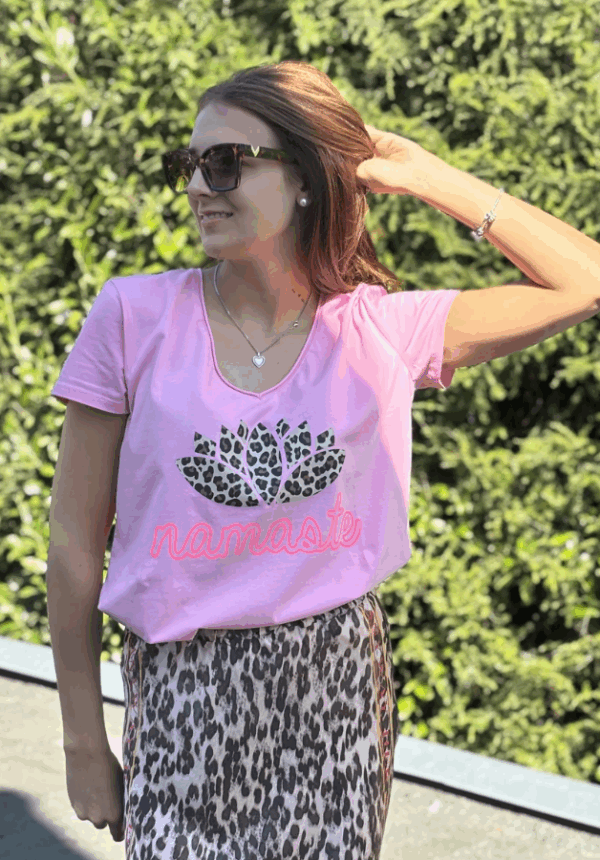 T-shirt Leo Namaste Rose - Image 3