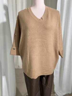 Stickad tröja v-neck med guldknappar Camel